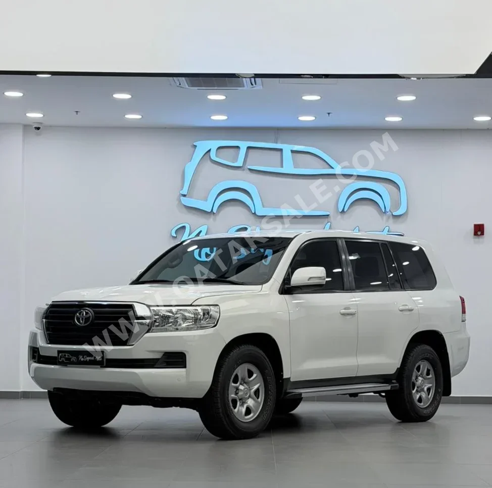 تويوتا  لاند كروزر  جي  2016  اوتوماتيك  239,000 كم  6 سلندر  دفع رباعي  اس يو في  أبيض