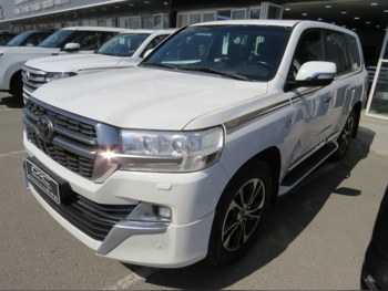 تويوتا  لاند كروزر  في اكس ار  2021  اوتوماتيك  185,000 كم  8 سلندر  دفع رباعي  اس يو في  أبيض