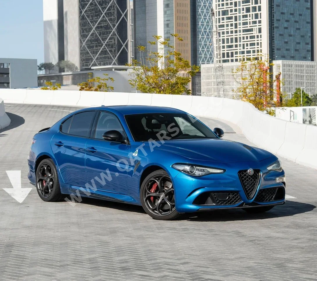 الفا روميو جوليا كوادريفوليو 2022 اوتوماتيك 115,000 كم 6 سلندر دفع خلفي سيدان ازرق تحت الضمان