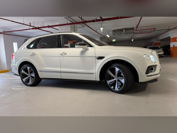 بنتلي  بينتايجا  2018  اوتوماتيك  73,500 كم  12 سلندر  دفع رباعي  اس يو في  أبيض مطفي