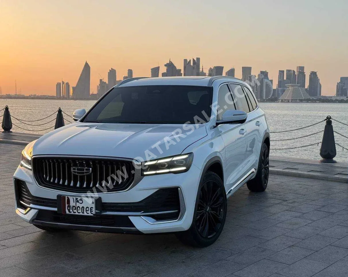 جيلي مانجارو لكجري 2023 اوتوماتيك 40,000 كم 4 سلندر دفع رباعي اس يو في أبيض تحت الضمان