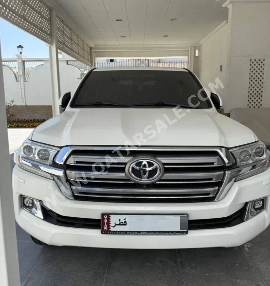 تويوتا  لاند كروزر  في اكس ار  2018  اوتوماتيك  53,000 كم  8 سلندر  دفع رباعي  اس يو في  أبيض