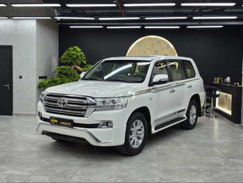 تويوتا  لاند كروزر  في اكس ار  2018  اوتوماتيك  282,000 كم  8 سلندر  دفع رباعي  اس يو في  أبيض