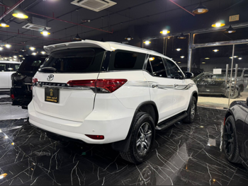 تويوتا  فورشنر  2017  اوتوماتيك  159,000 كم  4 سلندر  دفع رباعي  اس يو في  أبيض