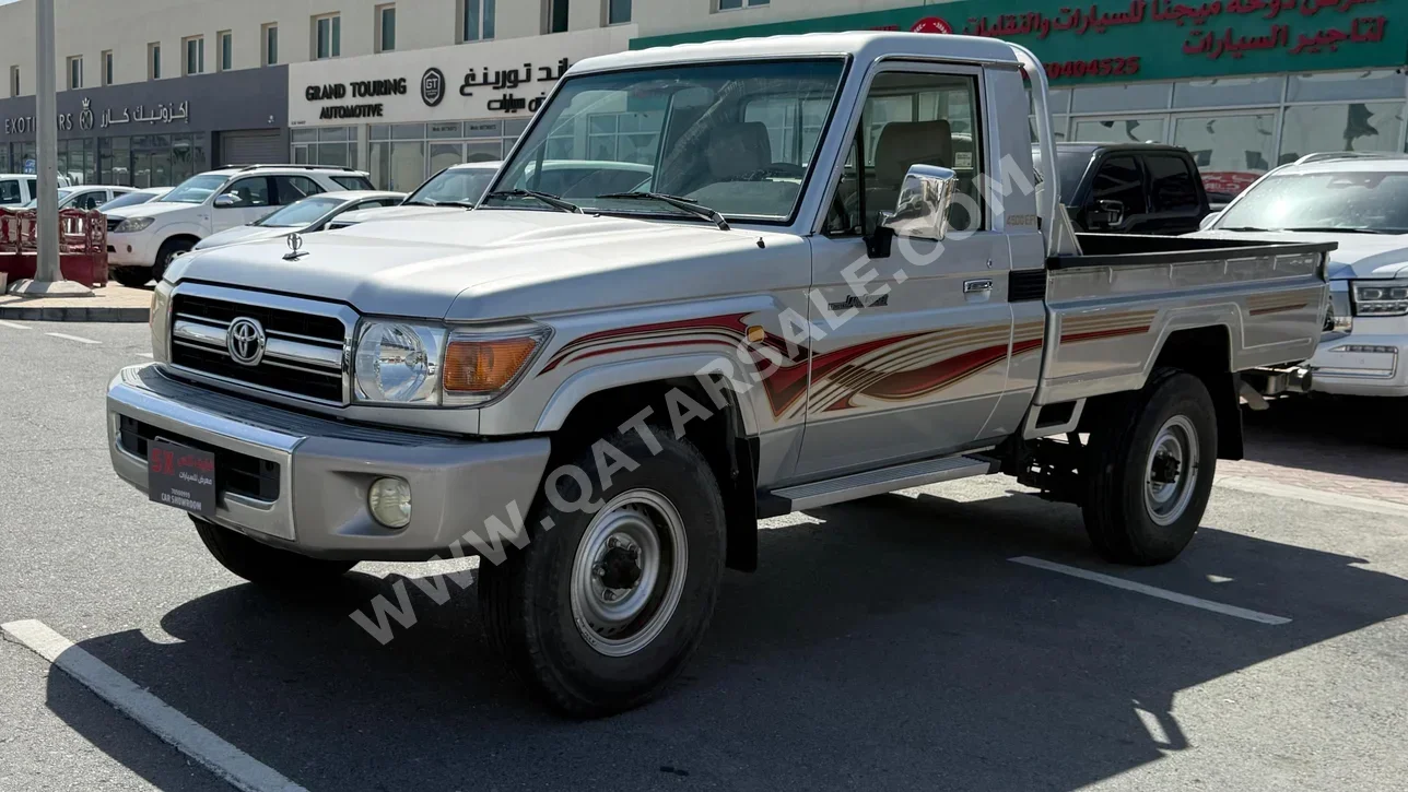 تويوتا لاند كروزر ال اكس 2008 عادي 67,000 كم 6 سلندر دفع رباعي بيكب فضي