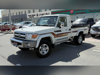 تويوتا  لاند كروزر  ال اكس  2022  عادي  165,000 كم  6 سلندر  دفع رباعي  بيكب  أبيض