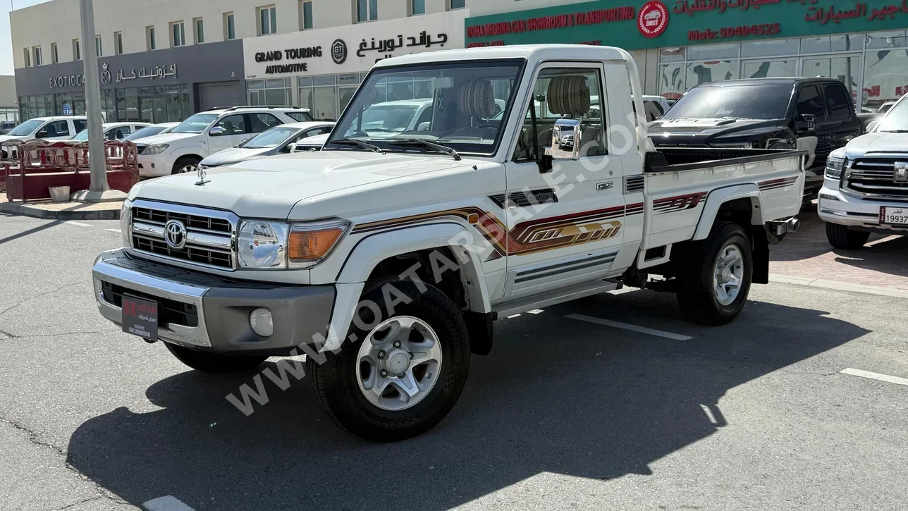 تويوتا لاند كروزر ال اكس 2022 عادي 165,000 كم 6 سلندر دفع رباعي بيكب أبيض