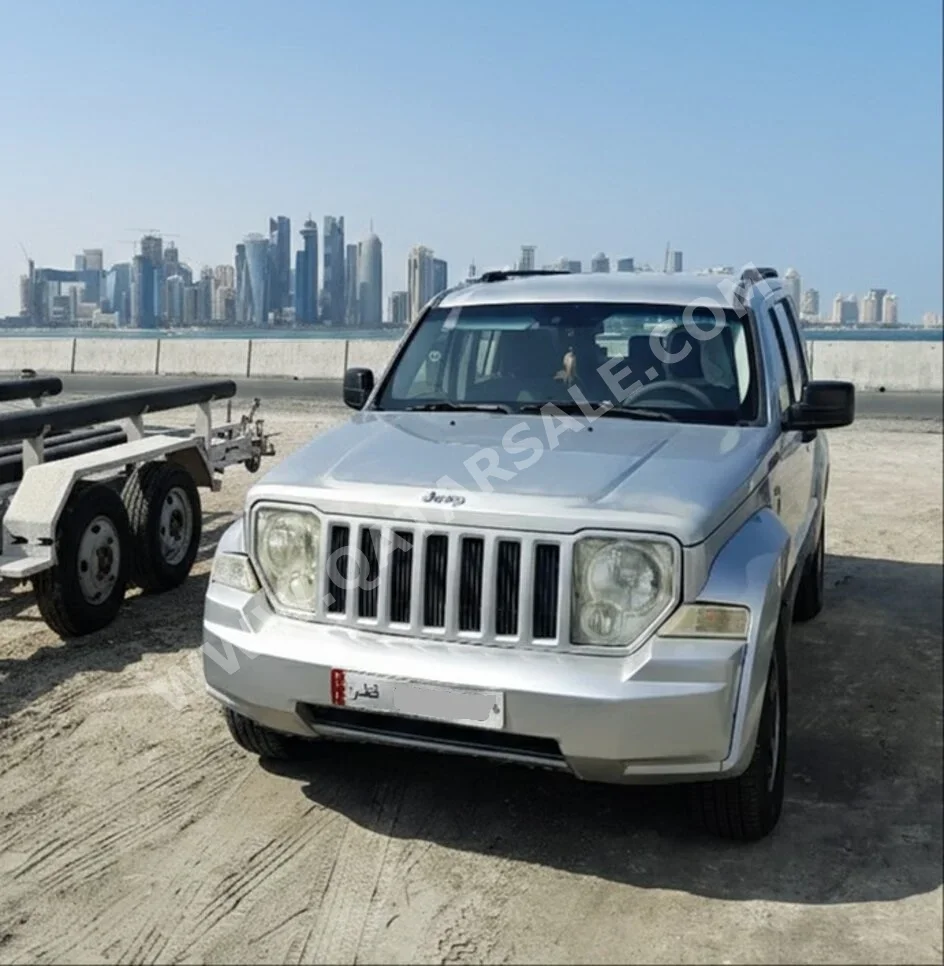 جييب شيروكي 2008 اوتوماتيك 221,158 كم 6 سلندر دفع رباعي اس يو في فضي