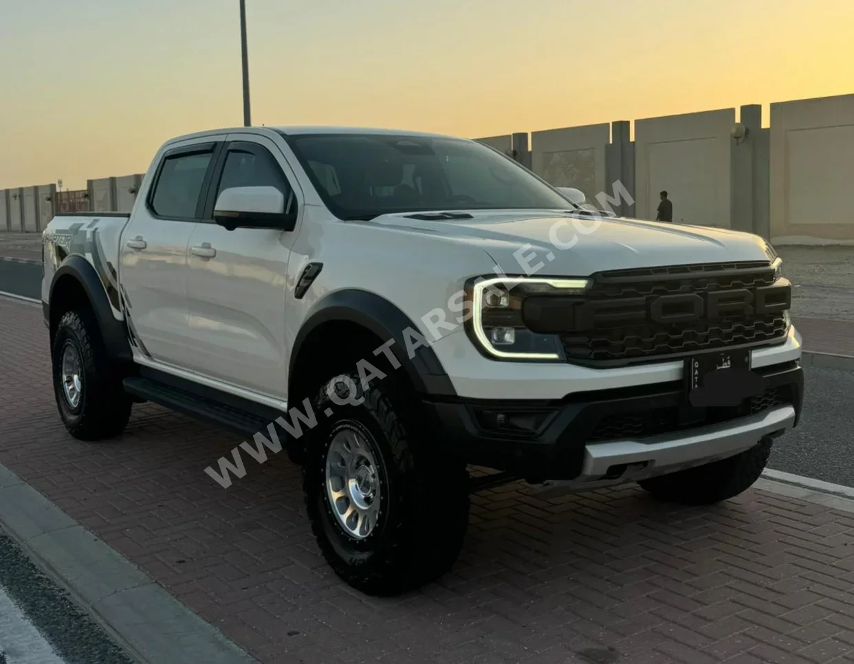 فورد رانجر رابتر 2025 اوتوماتيك 7,000 كم 6 سلندر دفع رباعي بيكب أبيض تحت الضمان