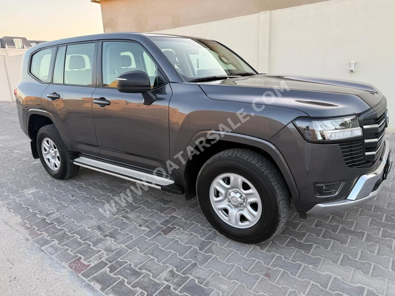 تويوتا  لاند كروزر  جي اكس  2025  اوتوماتيك  49,000 كم  6 سلندر  دفع رباعي  اس يو في  رمادي  تحت الضمان