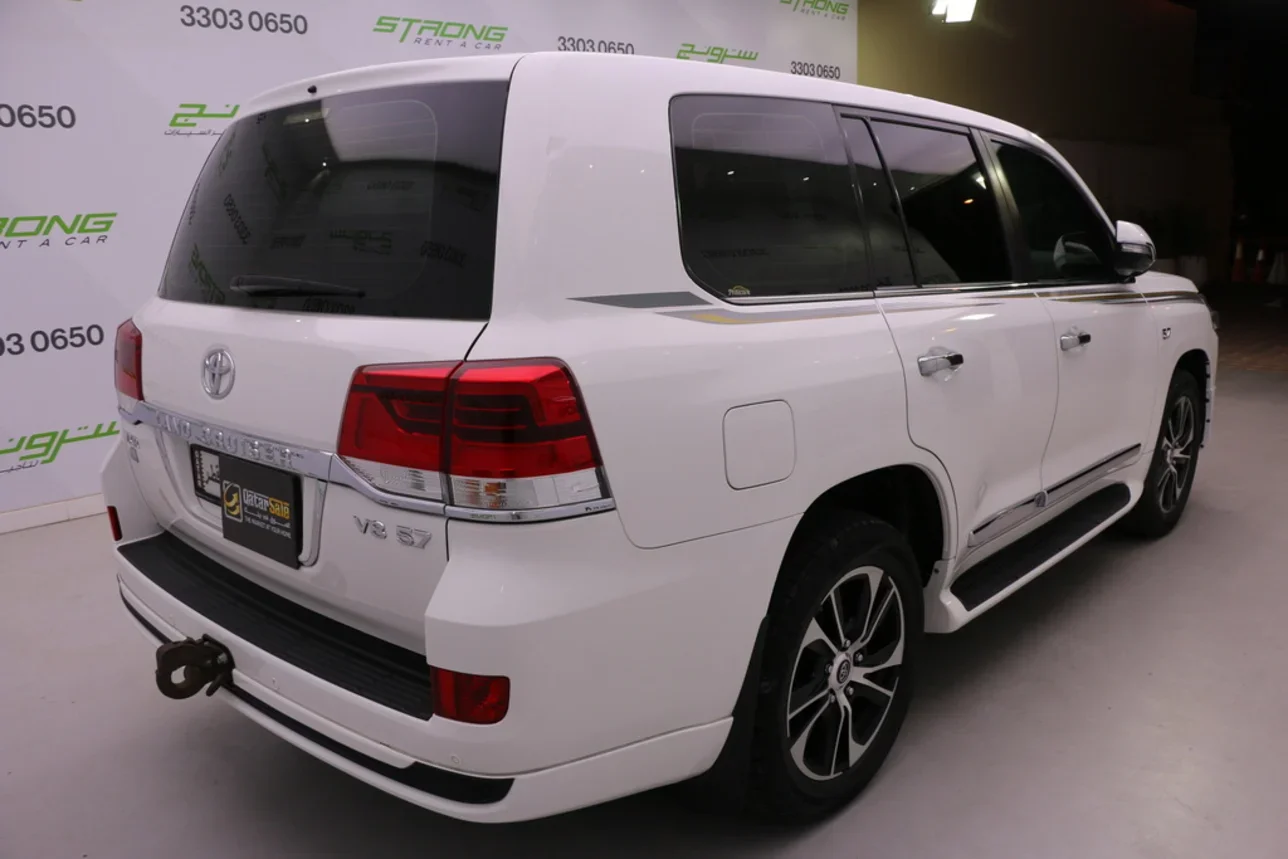 تويوتا  لاند كروزر  في اكس ار  2021  اوتوماتيك  111,000 كم  8 سلندر  دفع رباعي  اس يو في  أبيض