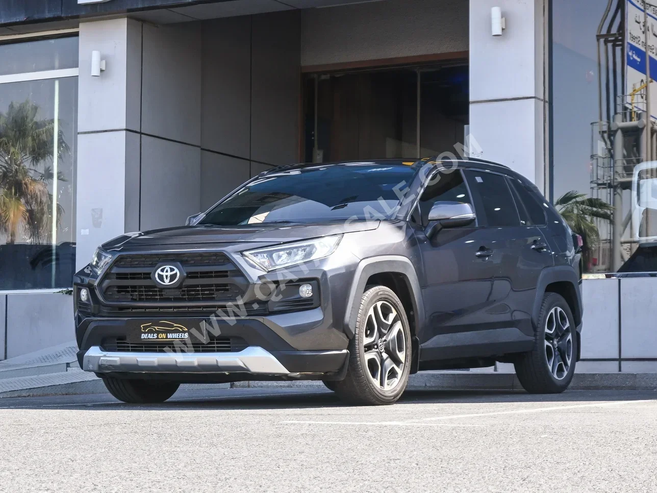 تويوتا راف 4 2020 اوتوماتيك 117,000 كم 4 سلندر دفع رباعي اس يو في رمادي غامق