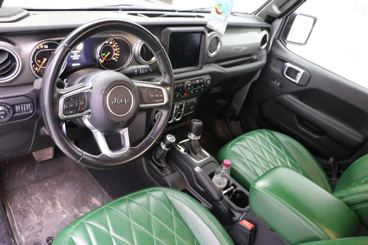 Jeep  Gladiator  Overland  2020  Automatic  59,000 Km  6 Cylinder  Four Wheel Drive (4WD)  Pick Up  Silver  With Warranty