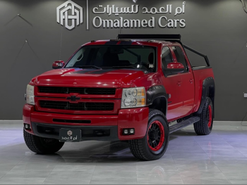 Chevrolet  Silverado  2500 HD  2010  Automatic  256,000 Km  8 Cylinder  Four Wheel Drive (4WD)  Pick Up  Red