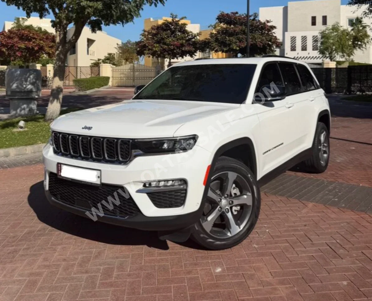 جييب جراند شيروكي ليميتد 2023 اوتوماتيك 30,000 كم 6 سلندر دفع رباعي اس يو في أبيض تحت الضمان