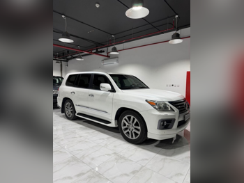 Lexus  LX  570  2012  Automatic  270,000 Km  8 Cylinder  Four Wheel Drive (4WD)  SUV  White