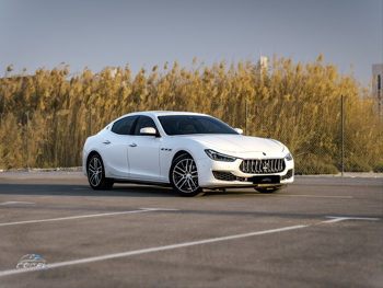 مزاراتي  جيبلي  2020  اوتوماتيك  70,500 كم  6 سلندر  دفع خلفي  سيدان  أبيض