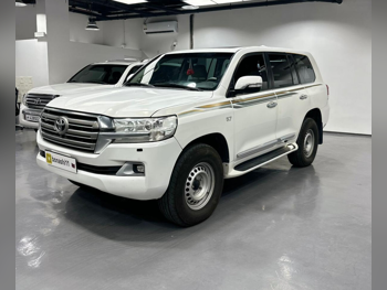 Toyota  Land Cruiser  VXR  2018  Automatic  290,000 Km  8 Cylinder  Four Wheel Drive (4WD)  SUV  White