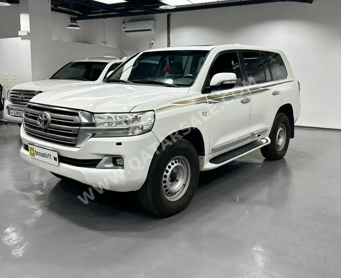 تويوتا لاند كروزر في اكس ار 2018 اوتوماتيك 290,000 كم 8 سلندر دفع رباعي اس يو في أبيض
