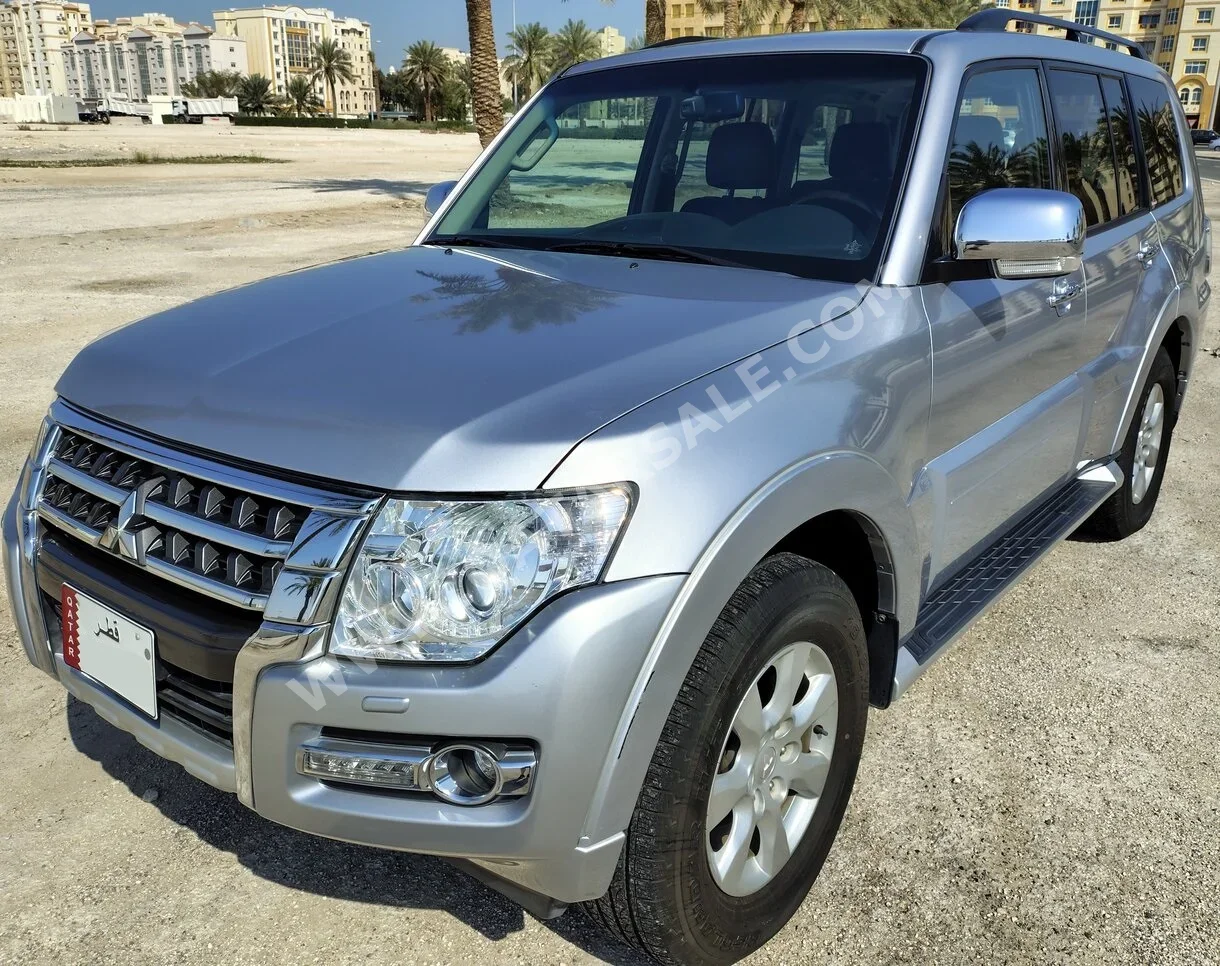 ميتسوبيشي باجيرو GLS 2016 اوتوماتيك 68,000 كم 6 سلندر دفع رباعي اس يو في فضي