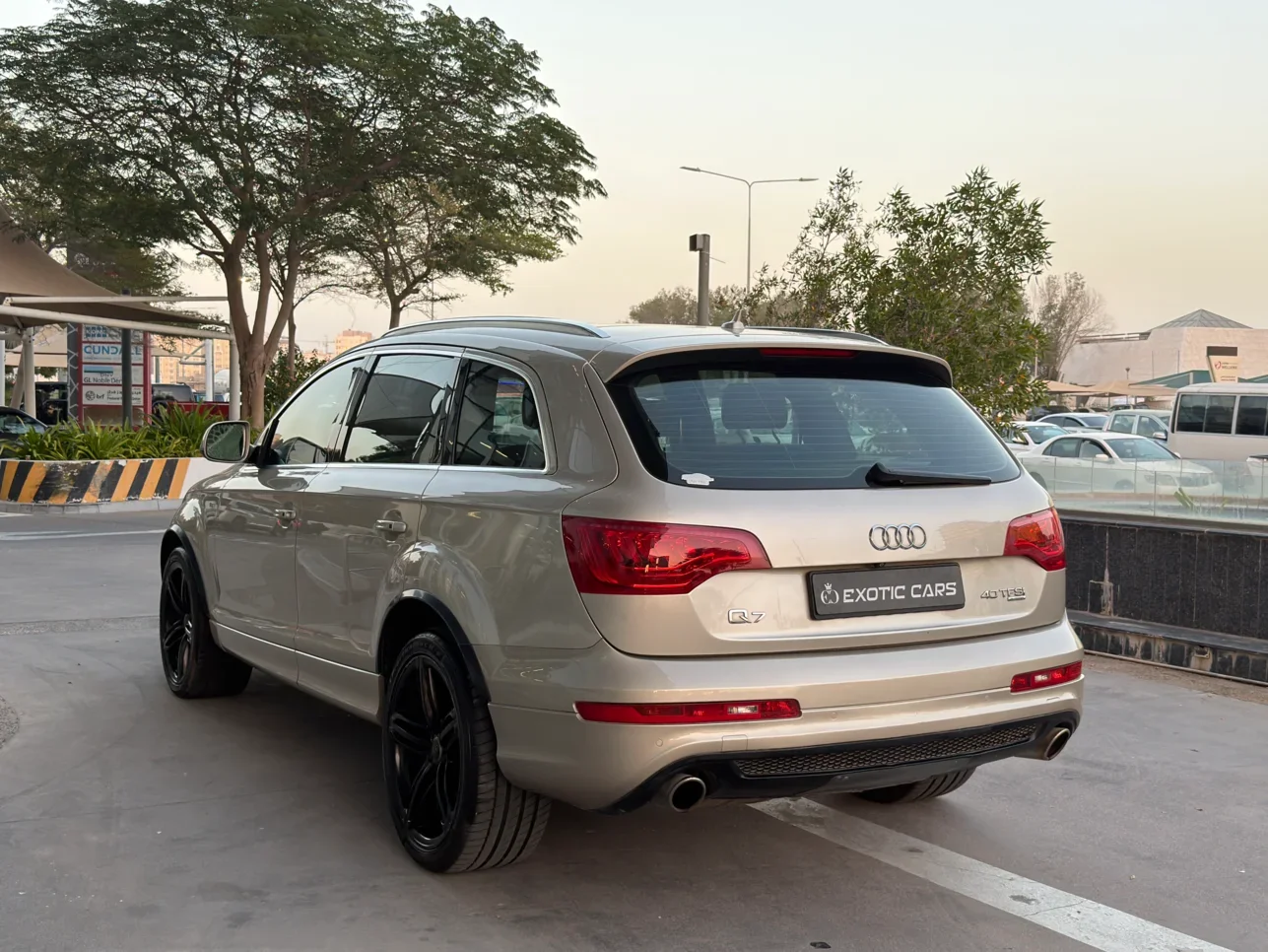 اودي  كيو 7  2015  اوتوماتيك  190,000 كم  6 سلندر  دفع رباعي  اس يو في  ذهبي