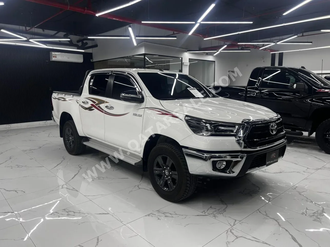 تويوتا هاي لوكس 2025 اوتوماتيك 7,000 كم 4 سلندر دفع رباعي بيكب أبيض تحت الضمان