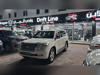 تويوتا  لاند كروزر  في اكس ار  2010  اوتوماتيك  233,000 كم  8 سلندر  دفع رباعي  اس يو في  أبيض