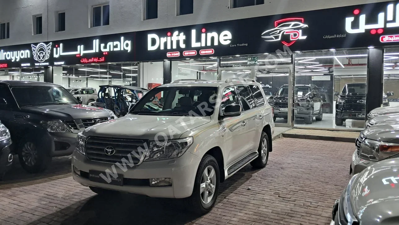 تويوتا  لاند كروزر  في اكس ار  2010  اوتوماتيك  233,000 كم  8 سلندر  دفع رباعي  اس يو في  أبيض