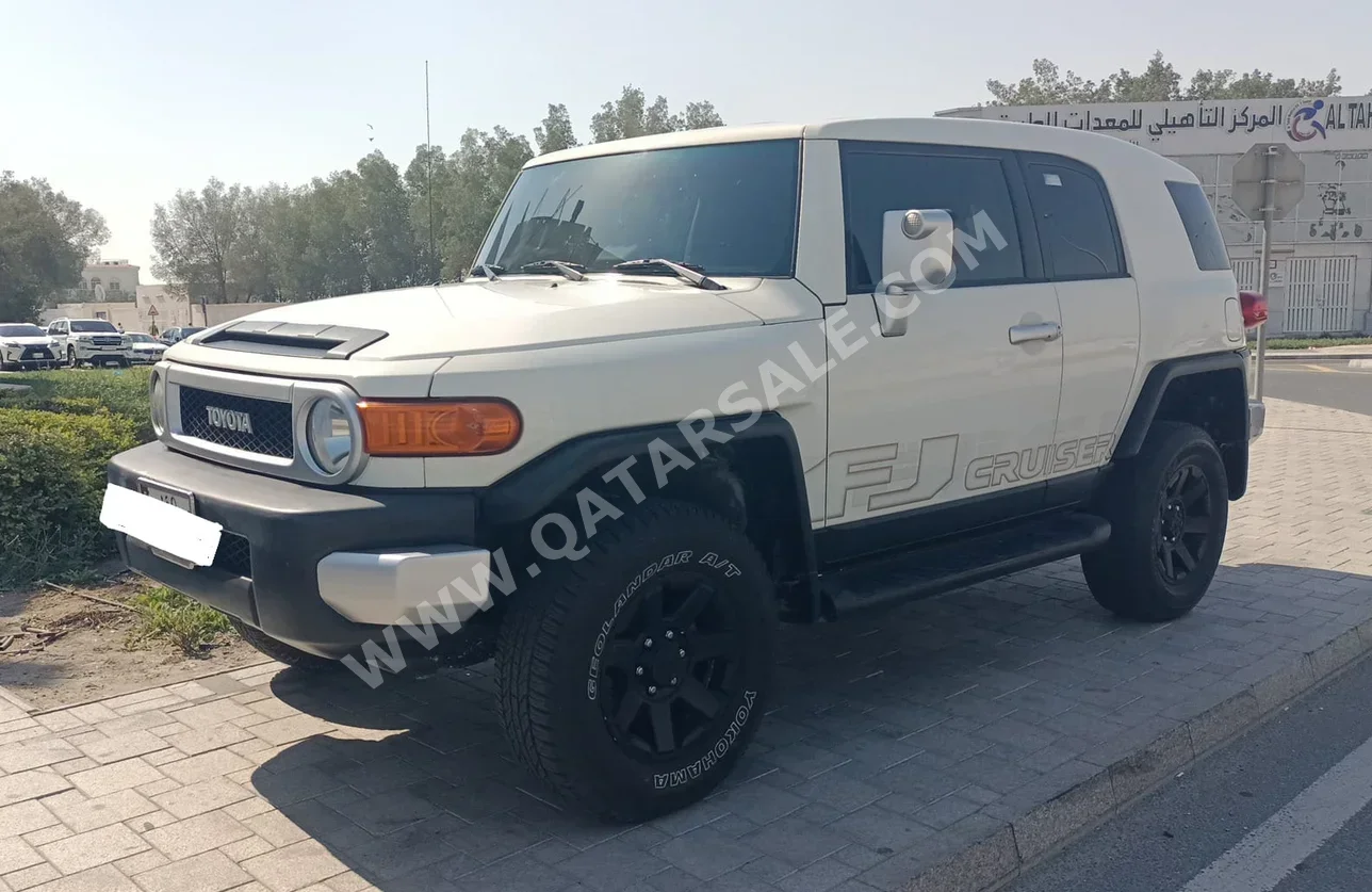 Toyota  FJ Cruiser  2022  Automatic  82,000 Km  6 Cylinder  Four Wheel Drive (4WD)  SUV  White