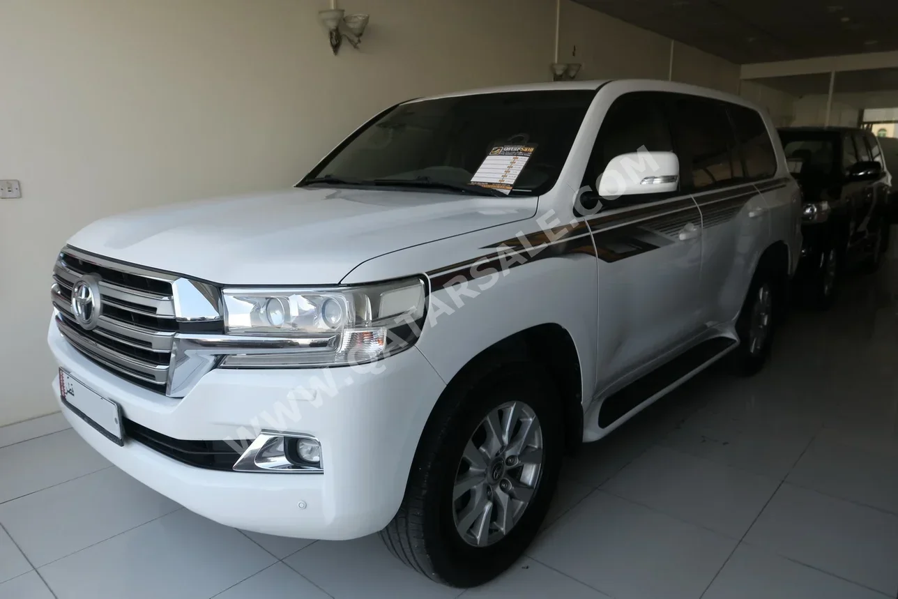 تويوتا  لاند كروزر  جي اكس ار  2017  اوتوماتيك  267,000 كم  6 سلندر  دفع رباعي  اس يو في  أبيض