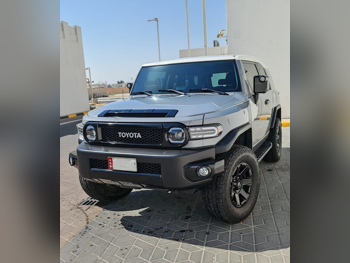 Toyota  FJ Cruiser  2016  Automatic  136,000 Km  6 Cylinder  Four Wheel Drive (4WD)  SUV  Gray and Off White
