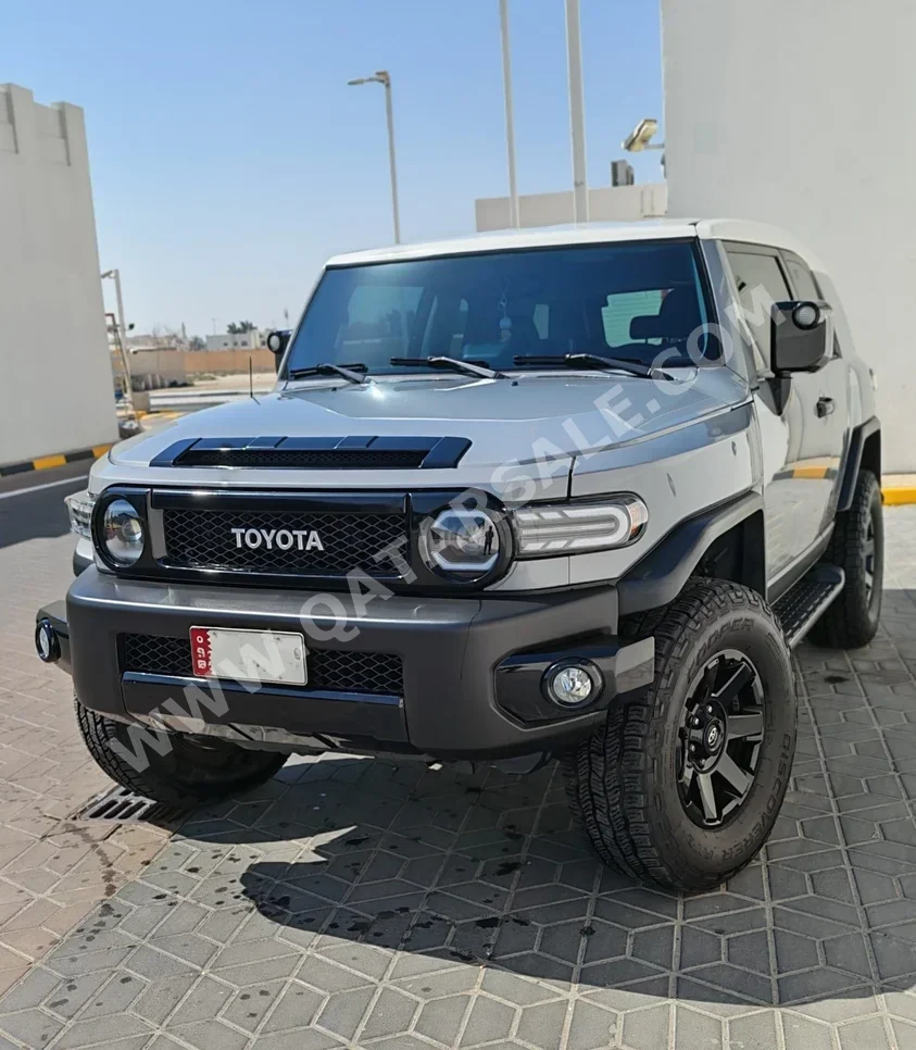 Toyota FJ Cruiser 2016 Automatic 136,000 Km 6 Cylinder Four Wheel Drive (4WD) SUV Gray and Off White