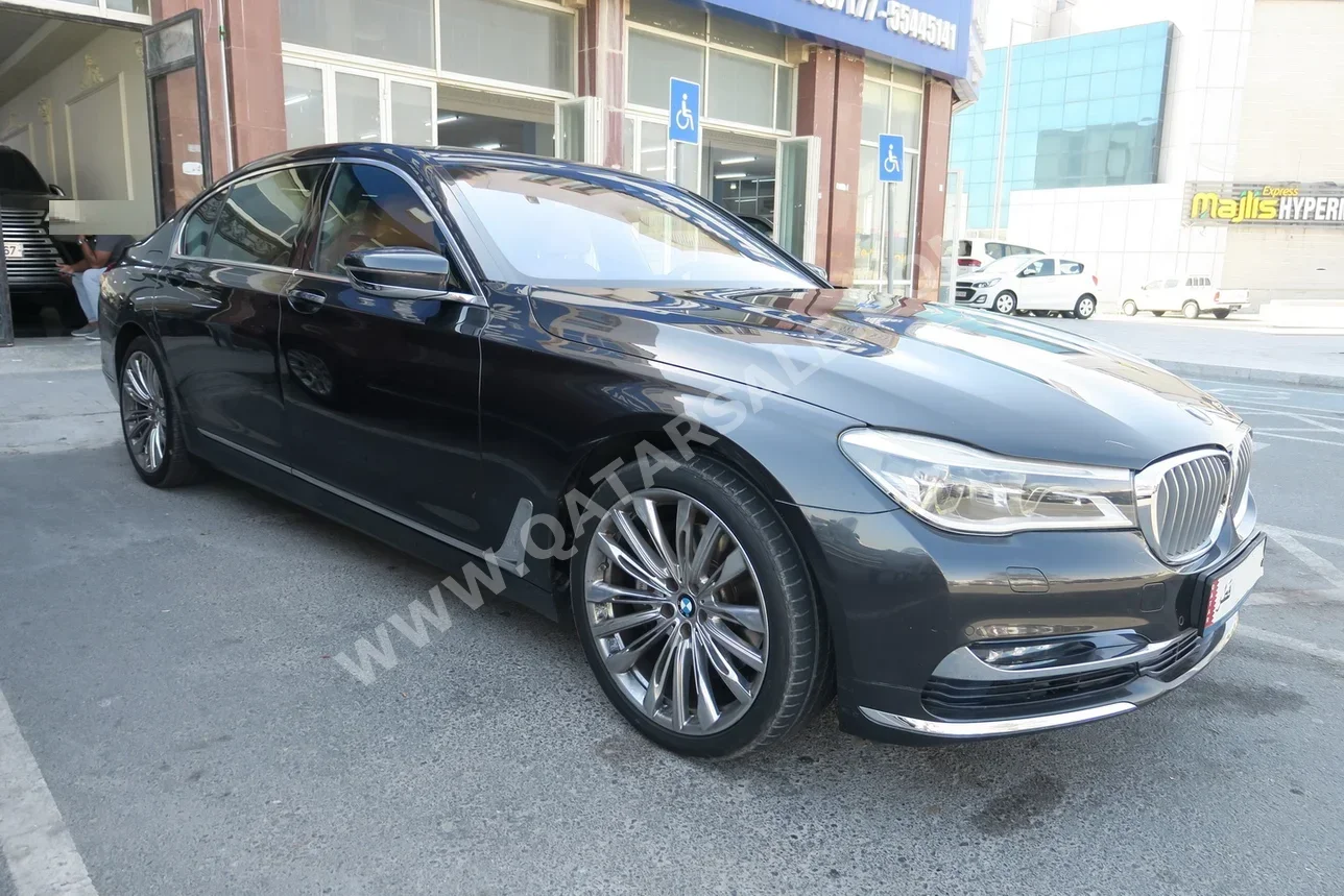 بي ام دبليو  الفئة - السابعة  740 Li  2016  اوتوماتيك  119,000 كم  6 سلندر  دفع خلفي  سيدان  رمادي