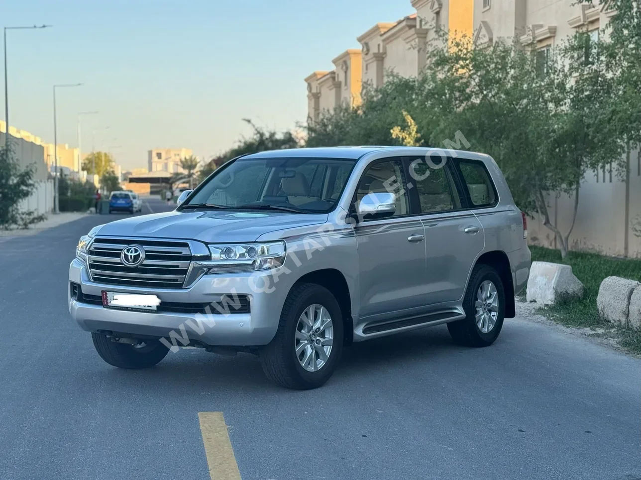 تويوتا  لاند كروزر  جي اكس ار  2020  اوتوماتيك  120,000 كم  6 سلندر  دفع رباعي  اس يو في  فضي