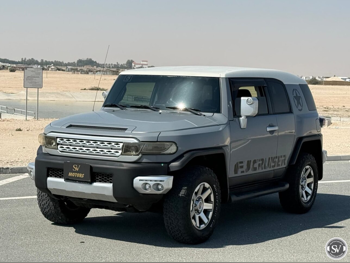 Toyota  FJ Cruiser  2015  Automatic  140,000 Km  6 Cylinder  Four Wheel Drive (4WD)  SUV  Gray