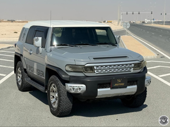 Toyota  FJ Cruiser  2015  Automatic  140,000 Km  6 Cylinder  Four Wheel Drive (4WD)  SUV  Gray