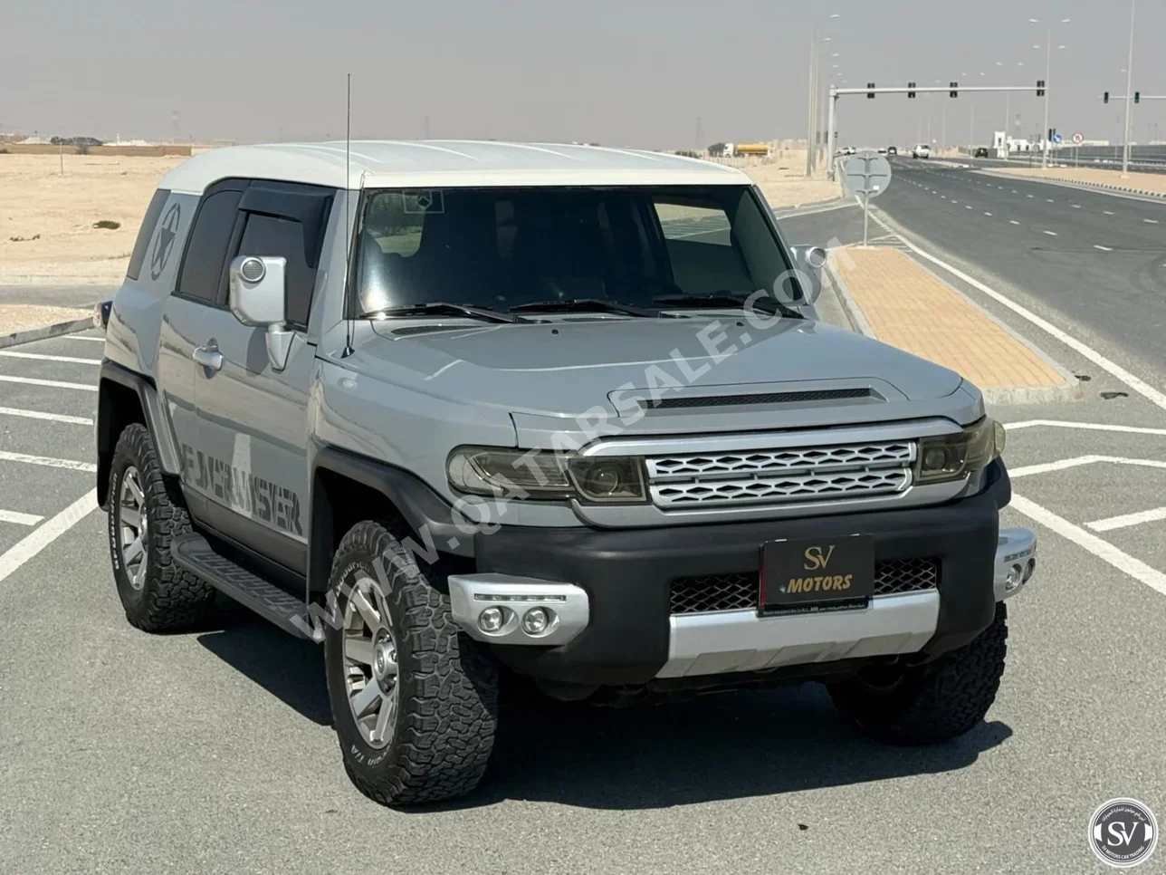 Toyota  FJ Cruiser  2015  Automatic  140,000 Km  6 Cylinder  Four Wheel Drive (4WD)  SUV  Gray
