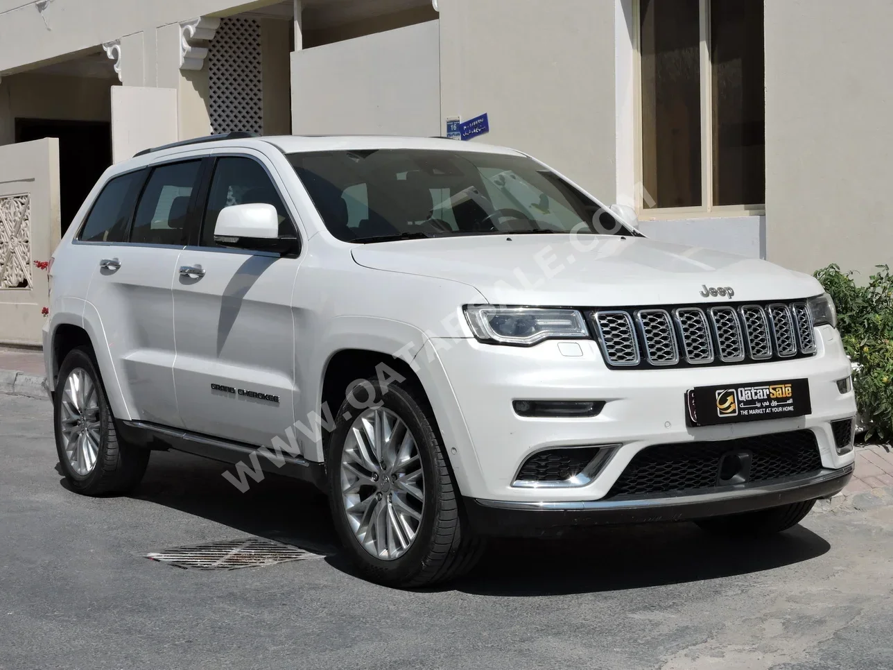 جييب جراند شيروكي سومت 2016 اوتوماتيك 222,774 كم 8 سلندر دفع رباعي اس يو في أبيض