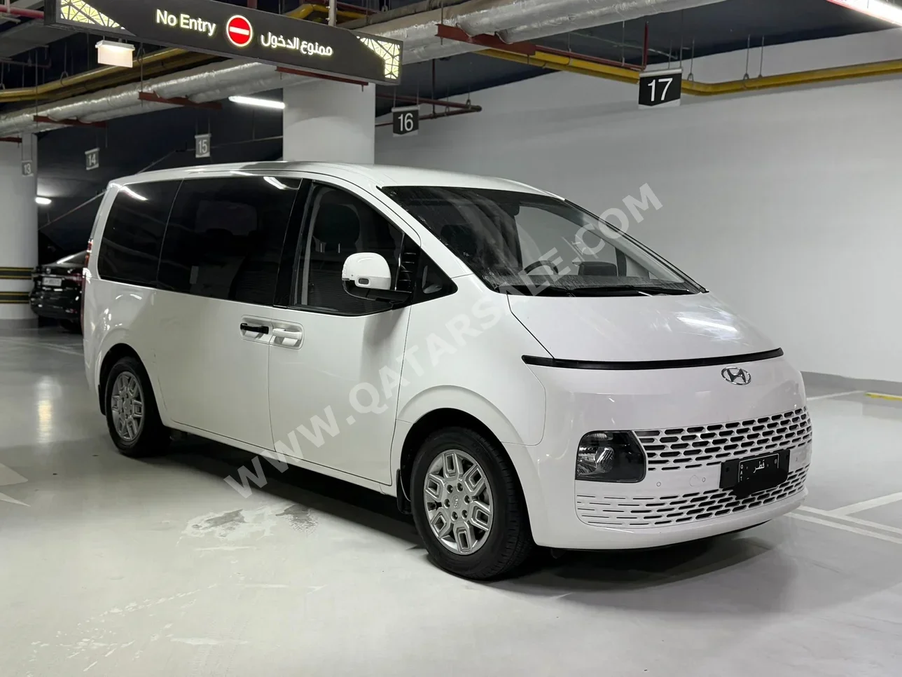 هيونداي ستاريا 2023 اوتوماتيك 101,000 كم 4 سلندر دفع خلفي فان \ باص أبيض