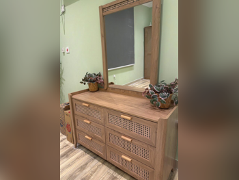 وحدات الأدراج تشمل المرآة  ايكيا  بنى