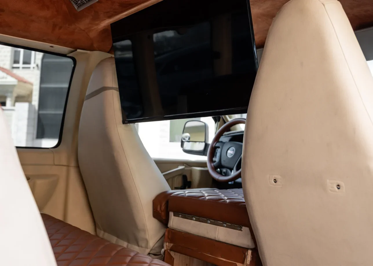 GMC  Savana  2020  Automatic  130,000 Km  8 Cylinder  Rear Wheel Drive (RWD)  Van / Bus  White