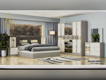 أطقم غرف نوم - لايف ستايل  - سرير كينج ، مرتبة ، مقعد طويل مع طاولتين أسّرة جانبية ومصابيح طاولة  - ذهب