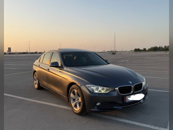 بي ام دبليو  الفئة - الثالثة  320i  2015  اوتوماتيك  190,000 كم  4 سلندر  دفع خلفي  سيدان  رمادي غامق