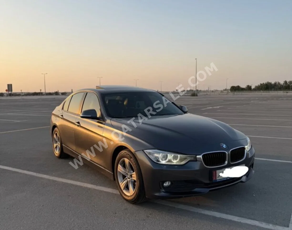 بي ام دبليو الفئة - الثالثة 320i 2015 اوتوماتيك 190,000 كم 4 سلندر دفع خلفي سيدان رمادي غامق