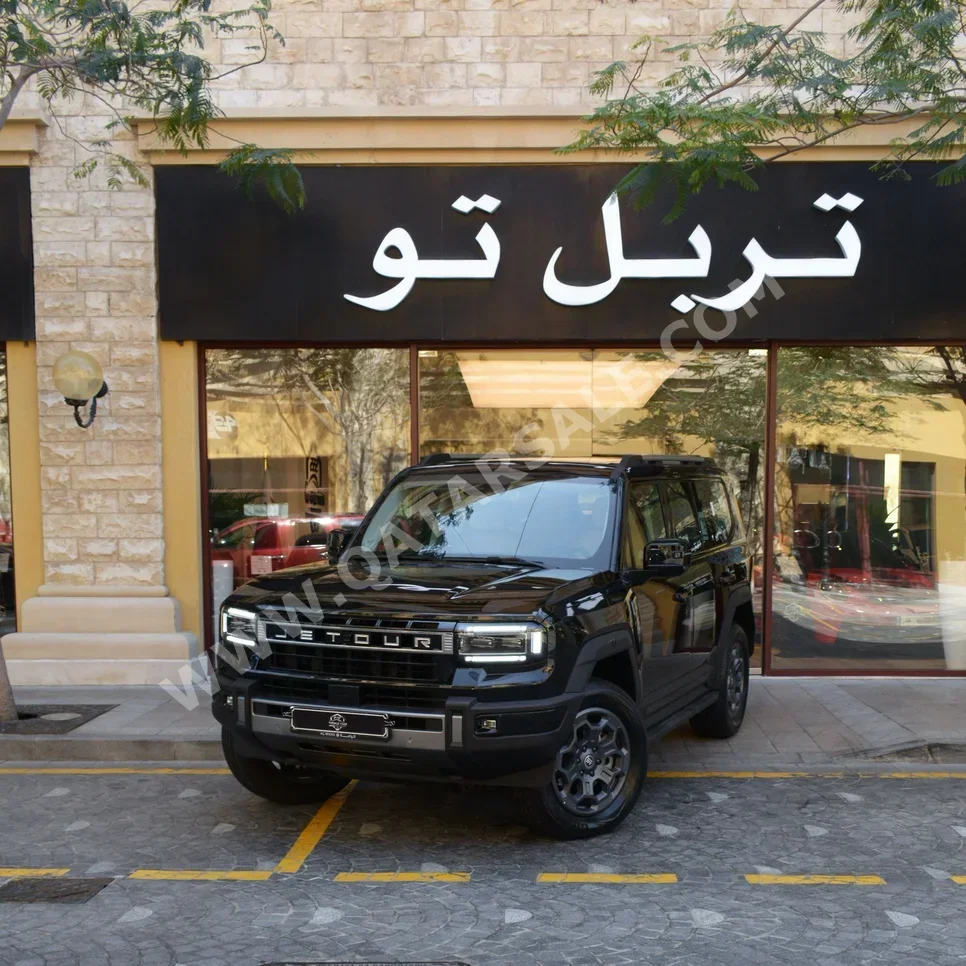 جيتور جي 700 2026 اوتوماتيك 935 كم 4 سلندر دفع رباعي اس يو في أسود تحت الضمان