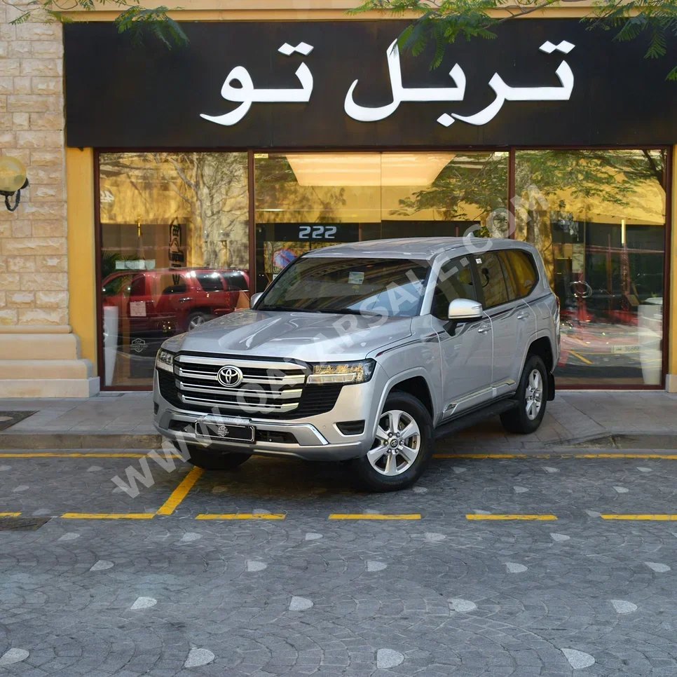 تويوتا  لاند كروزر  جي اكس  2022  اوتوماتيك  188,650 كم  6 سلندر  دفع رباعي  اس يو في  فضي