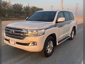 Toyota  Land Cruiser  GXR  2016  Automatic  170,000 Km  6 Cylinder  Four Wheel Drive (4WD)  SUV  White
