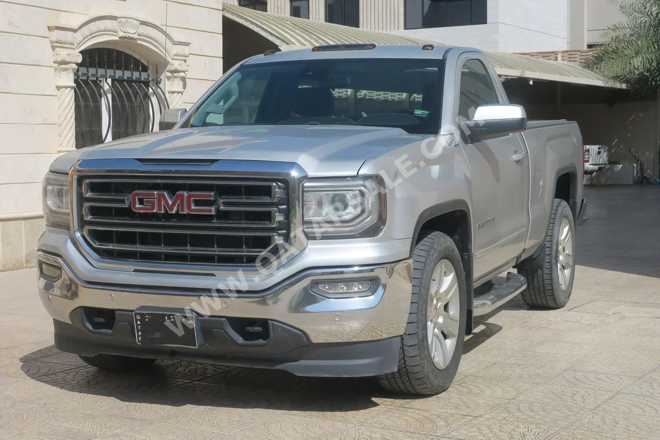جي ام سي سييرا 1500 2016 اوتوماتيك 215,000 كم 8 سلندر دفع رباعي بيكب فضي