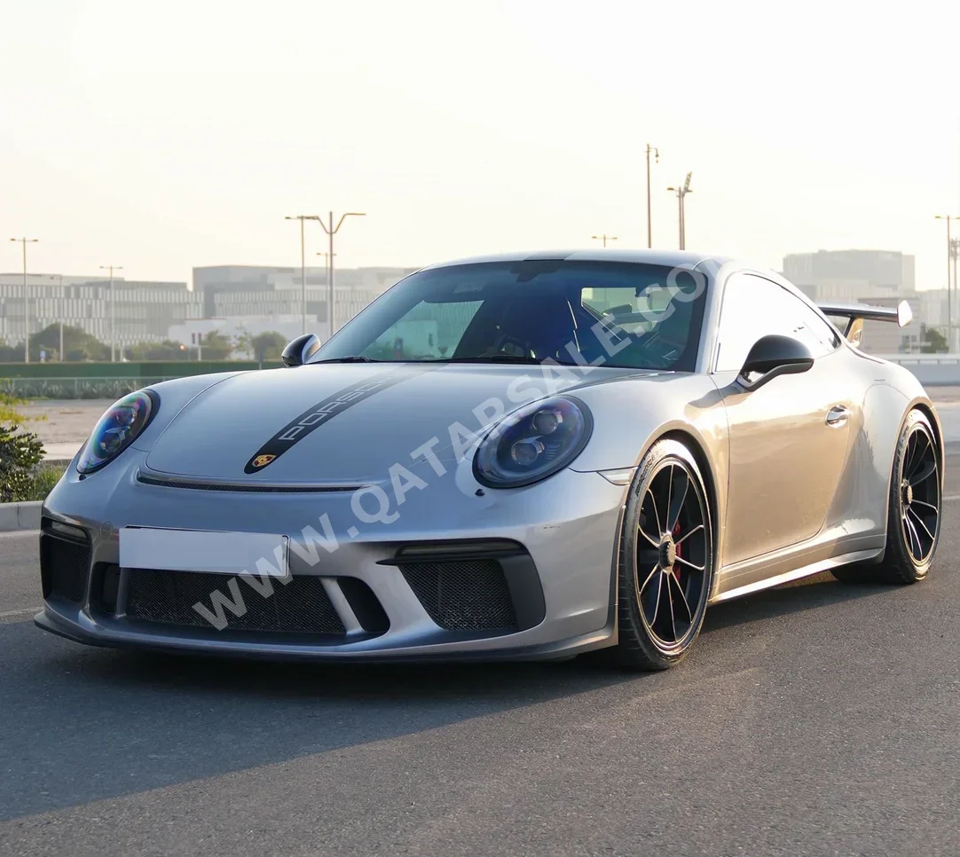 بورش 911 جي تي 3 كلوب سبورت 2018 اوتوماتيك 17,000 كم 6 سلندر دفع خلفي كوبيه \ سبورت فضي