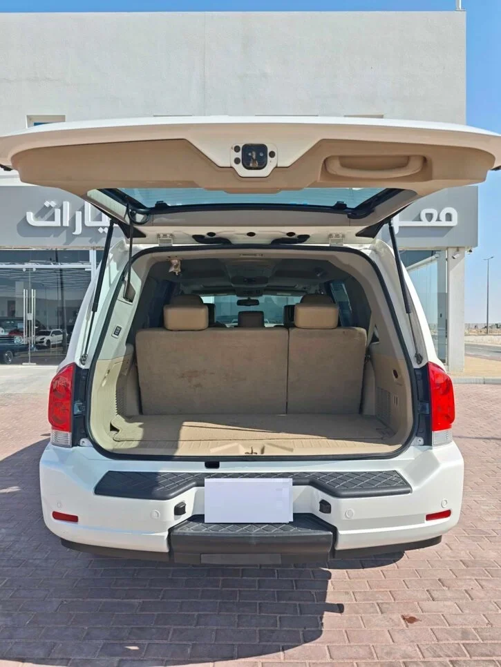 Nissan Armada LE 2016 Automatic 344,000 Km 8 Cylinder Four Wheel Drive (4WD) SUV White